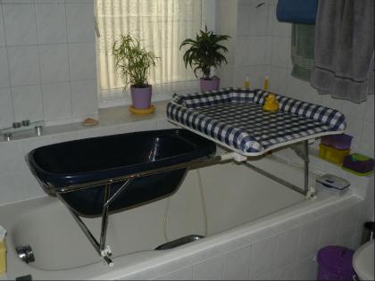 Banewanne wickeltisch 2 hochstühle laufgitter wippe babygym. kinderwagen hartan