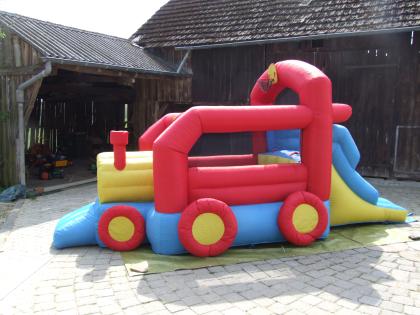 Verleihe unsere Hüpfburg Happy Hop für Kindergeburtstage usw.