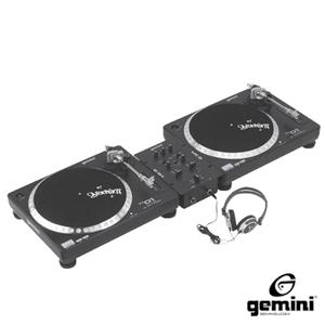 Junger Discjockeymit Equipment