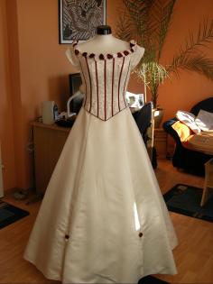 Traumhaftes Brautkleid in creme- bordeaux Gr. 40 zu verkaufen