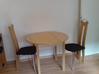 Tisch mit 4 stühlen