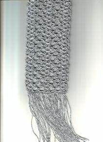 Handgehäkelter Glitzerschal im Knospenrankendesign