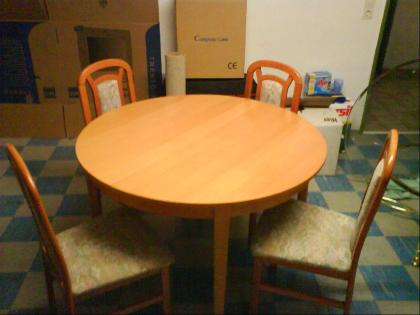Runder Tisch mit 4 Stühlen