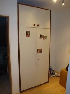 Hoher weißer Kleiderschrank abzugeben