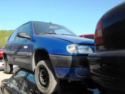Zugreifen bei Schlachtfest eines Citroen Saxo Motor Getriebe etc.