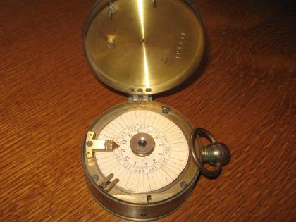 Alte mechanische Bewachungs-/Stechuhr