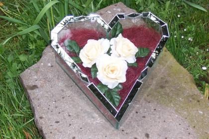 Grabschmuck zu Allerheiligen Kreuz Herz Pyramide