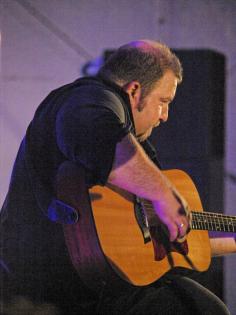 Qualifizierter Gitarrenunterricht durch Profim siker erteilt