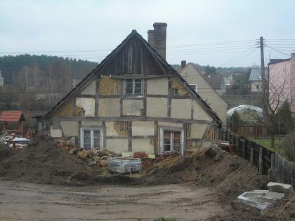 Holzbalken Bretten und Ziegel aus dem Fachwerkhaus