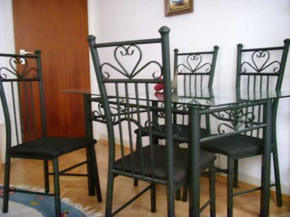 Essgruppe Tisch mit Glasplatte und 4 Stühlen