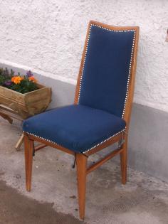 Vier sehr elegante Speisezimmer-Stühle Massivholz mit blauem Stoffbezug