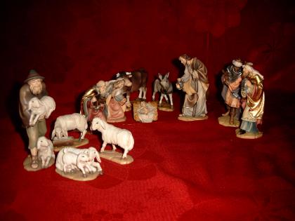 Weihnachtskrippe mit Geschnitzte Figuren