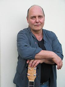 Solokünstler für Silvester- Stefan Körbel singt in Lounge.