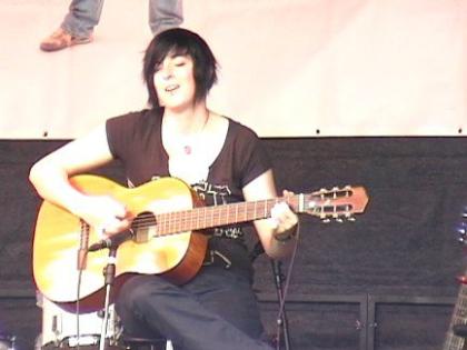 Du willst Gitarre spielen lernen . dann lies weiter