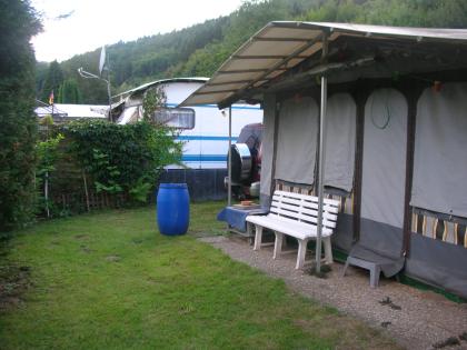 Stellplatz mit Wohnwagen Vorzelt im Neckartal