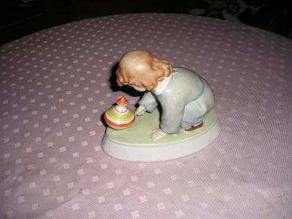 Süße alte Porzellanfigur Kind mit Kreisel