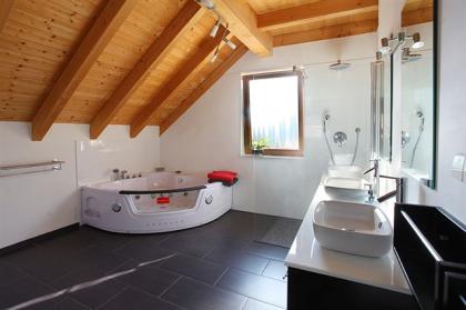Ferienhaus Fronwald mit Sauna und Whirlpool und grossem Garten mit Kinderspielpl