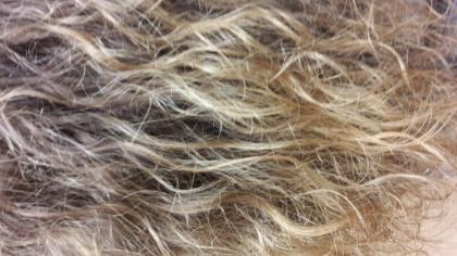 Deine Haar Krone strahlt mit natürlicher Schönheit. Dein Körper leuchtet in