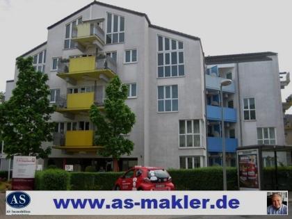 Platz Oma Opa Bruder Schwester Katze und Hund Wohnhaus mit Gartenanlage