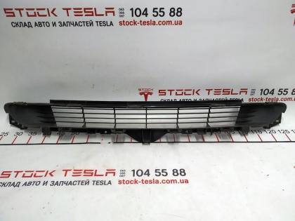 1085927-00-C Frontgrill für Tesla Model 3. Das Teil wird vom amerikanischen Anbi