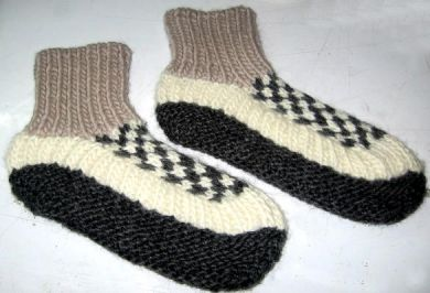 Dicke warme schwarz weiße Hüttensocken aus Alpakawolle
