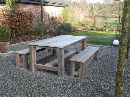 Schöner massiver Gartentisch aus Bauholz