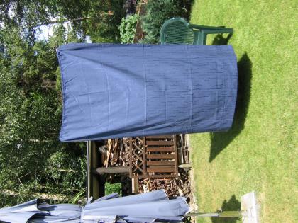 2 dunkelblaue Gardinen Schals
