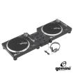 Junger Discjockeymit Equipment
