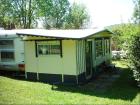 Fast ein Ferienhaus Wohnwagen mit festem Vorzelt auf Pony-Camping