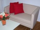 Unbenutzte moderne schicke beige Ledercouch aus Musterwohnung