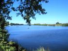 Wohnwagen mit Wasserplatz und Boot