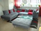 Biete Spielwiese in grau-rotem Stil an
