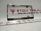Der Rahmen der Rückplatte ist aus Metall. Chrom. Tesla-Modell 3 1138982-00-A