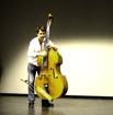 Kontrabassist erteilt Unterricht klassisch jazzig und improvisiert