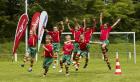 Kinder trainieren im Zeichen der WM in Südafrika