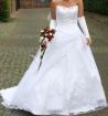 Weißes Brautkleid mit Zubehör