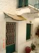 Altes sanierungsbeduerftiges Steinhaus auf Poros