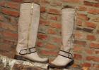 Modischer Stiefel mit der Schnalle Canne