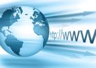 Heimarbeit im Home-Office am PC arbeiten und telefonieren