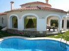 Moderne voll klimatisierte w/k Villa mit privatem Pool und Grasgarten in dem b