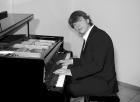 Barpianist Klavierspieler und Pianist Alexander Hoell aus Dortmund spielt bunde