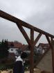 Zimmermann und Dachdecker bietet an.