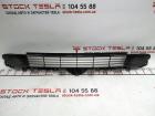 1085927-00-C Frontgrill für Tesla Model 3. Das Teil wird vom amerikanischen Anbi