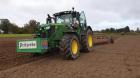 In Havelsee können Sie mit einem modernen Traktor auf dem Feld arbeiten